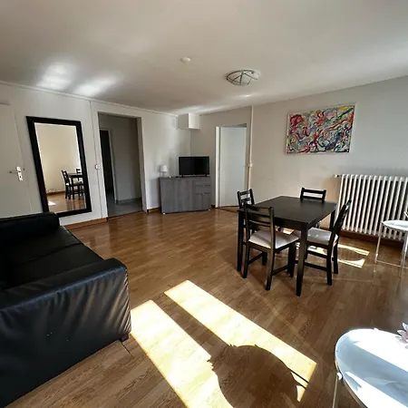 Beautiful Two Bedroom House Apartment *